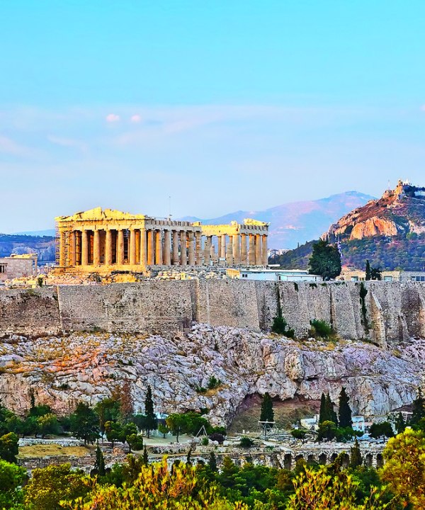 Die Abendsonne taucht die Akropolis in goldenes Licht, Athen, Griechenland, © Istockphoto.com©sborisov