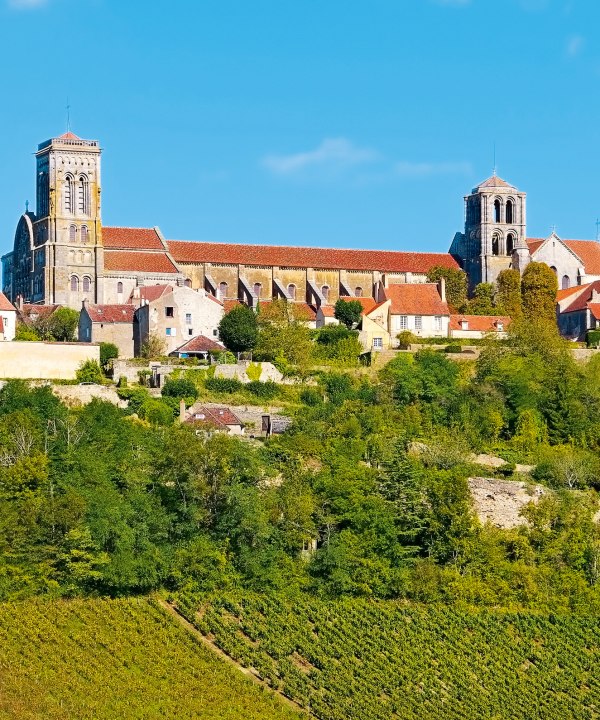 Stadtbild von Vézelay mit Basiklika Ste-Marie-Madeleine, Frankreich, © LianeM-Fotolia.com