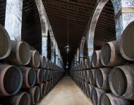 Typische geschichtete Lagerung von Sherryfässer, den gehaltvollen spanischem Weißwein, den"Vinos Generosos", © javarman3 – stock.adobe.com