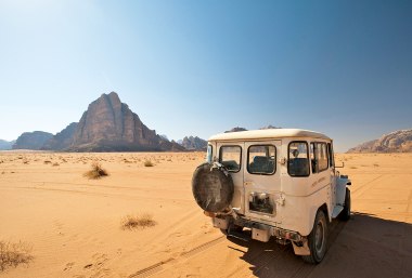 Jordanien - Jeeptour in Wadi Rum Wüste, © iStock HuntedDuck