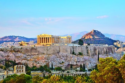 Die Abendsonne taucht die Akropolis in goldenes Licht, Athen, Griechenland, © Istockphoto.com©sborisov