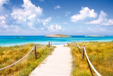 Spanien: Strandweg auf Formentera, © iStockphoto.com©LUNAMARINA