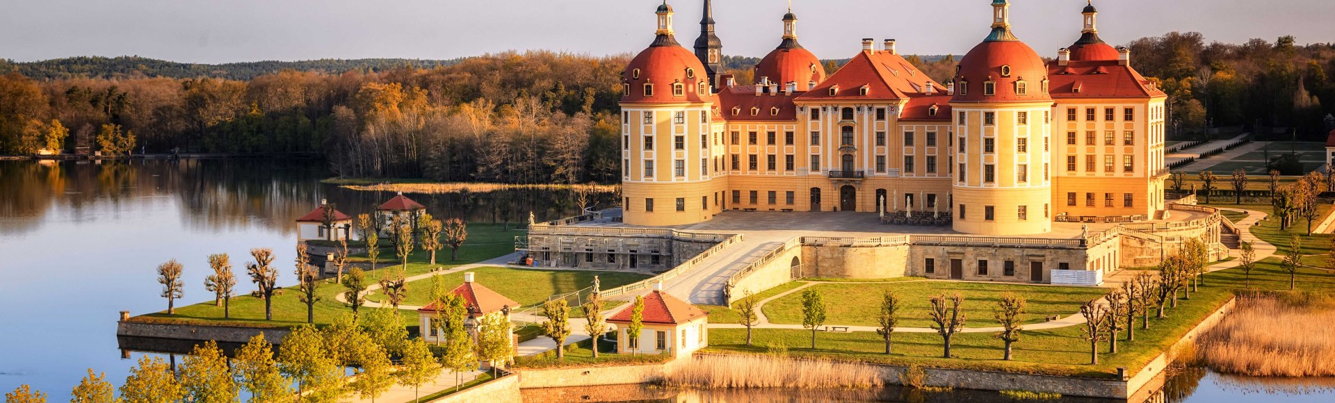 Eines der schönsten Wasserschlösser Europas – das Schloss Moritzburg in Sachsen, © www.schloesserland-sachsen.de/FG Marcel Quietzsch