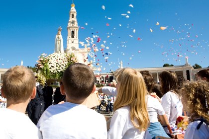 Mit Blütenblättern grüßen Pilger die Marienstatue in Fátima, Portugal, © Bayerisches Pilgerbüro