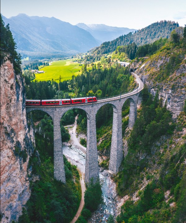 Der Bernina-Express auf dem beeindruckenden Landwasserviadukt, Schweiz, © uslatar - stock.adobe.com
