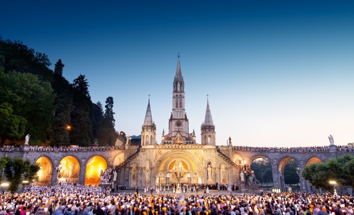 Wundervolle Stimmung bei der Lichterprozession in Lourdes, Frankreich, © OFFICE-DE-TOURISME-DE-LOURDES
