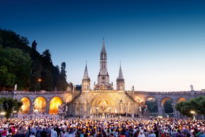 Wundervolle Stimmung bei der Lichterprozession in Lourdes, Frankreich, © OFFICE-DE-TOURISME-DE-LOURDES