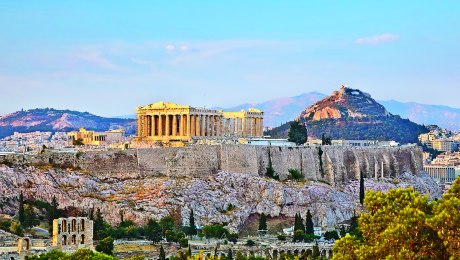 Die Abendsonne taucht die Akropolis in goldenes Licht, Athen, Griechenland, © Istockphoto.com©sborisov