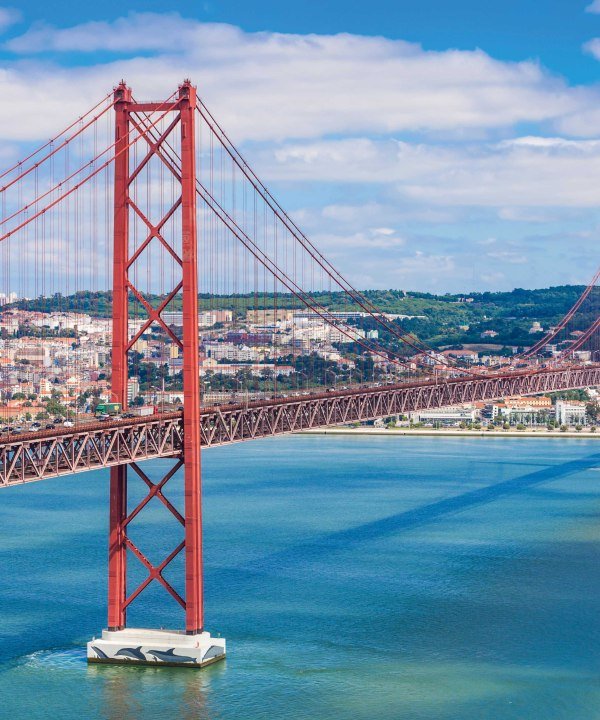 Blick auf die Brücke 25 de Abril Bridge in Lissabon, Portugal, © istockphoto.com saiko3p