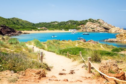 Naturbelassene Bucht Cala Pregonda auf Menorca, © Istockphoto.com©Rudi Lange