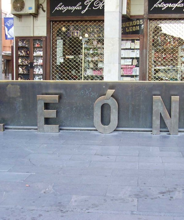 Schild Stadtname Léon, Spanien, © Bayerisches Pilgerbüro