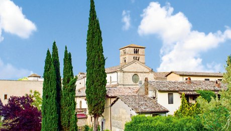 Die wunderschöne Benediktinerabtei von Farfa in Sabina, Italien, © fusolino - Fotolia.com