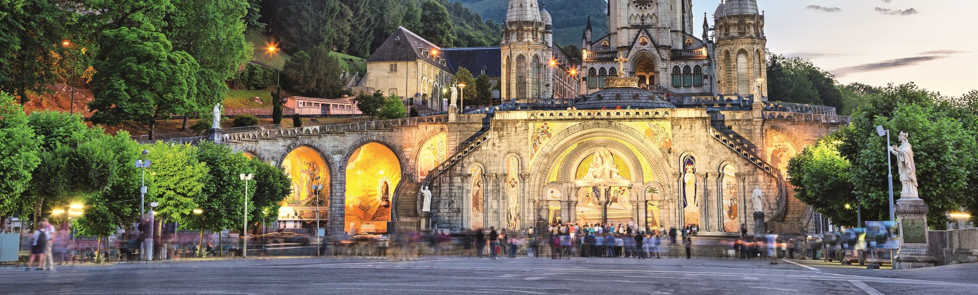 Blick auf die Rosenkranzbasilika in Lourdes, Frankreich, © Sergey Dzyuba – stock.adobe.com