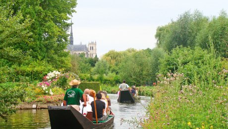 Fahrt durch die Hortillonages in Amiens mit Blick zur Kathedrale, Frankreich, © SommeTourisme