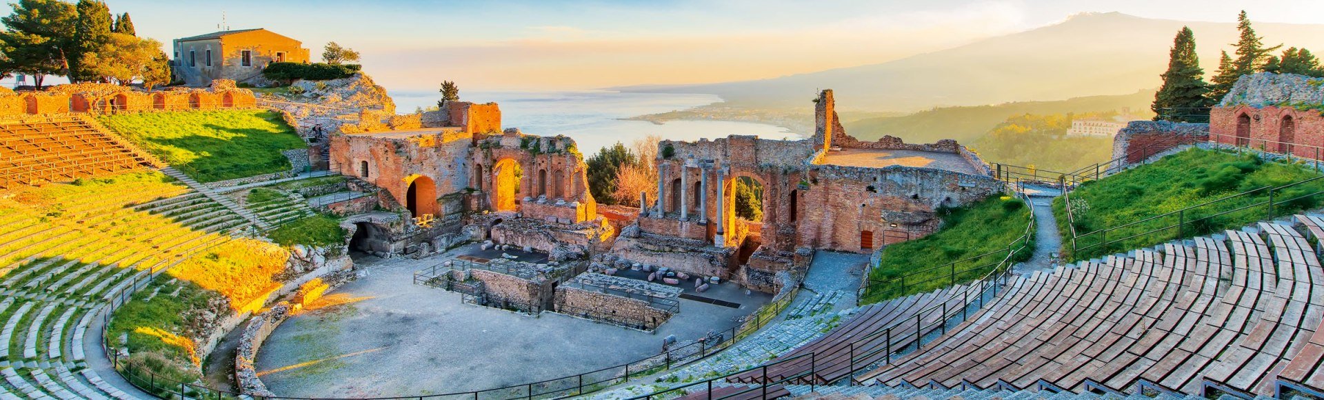 Harmonie von Antike und Landschaft: das Theater von Taormina, © michelangeloop - stock.adobe.com