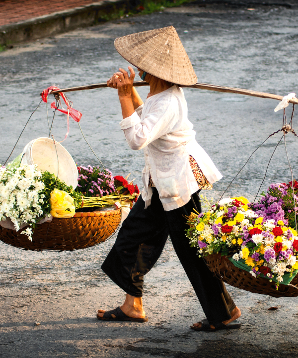 Vietnamesische Blumenverkäuferin in Hanoi, © cristaltran - Fotolia.com