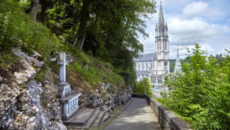 Blick vom Kreuzweg auf die Obere Basilika, Lourdes, Frankreich, © mikeosphoto-stock.adobe.com