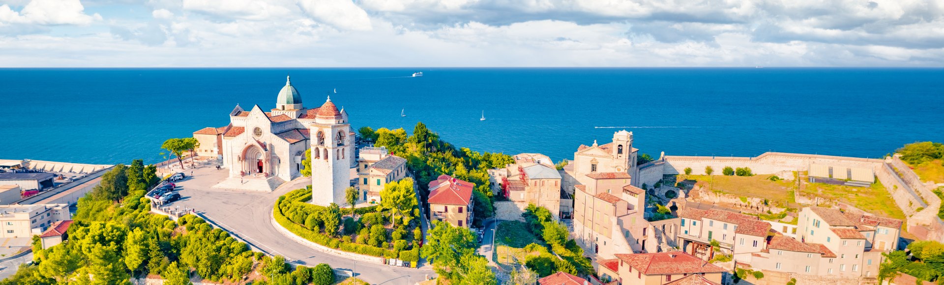 Blick auf Ancona mit dem Dom S. Ciriaco, Italien, © Andrew Mayovskyy – stock.adobe.com