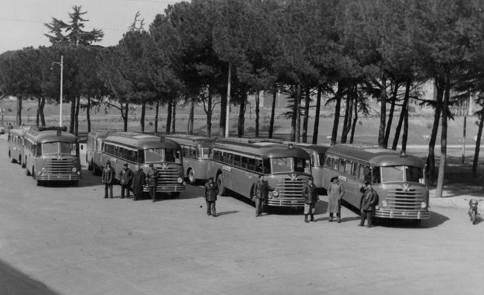 Vier Busse, von Personen umgeben stehen vor S. Paolo in Rom, Jahr 1950, © Bayerisches Pilgerbüro