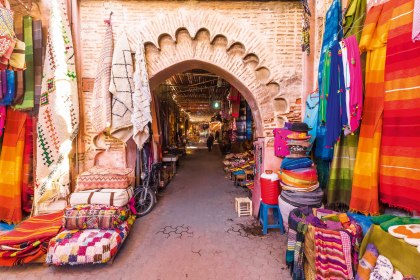 Farbenfroh sind die Gassen der Medina von Marrakesch, Marokko, © Istockphoto.com©balatedorin