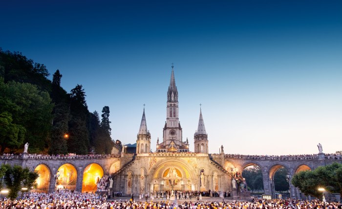 Wundervolle Stimmung bei der Lichterprozession in Lourdes, Frankreich, © OFFICE-DE-TOURISME-DE-LOURDES