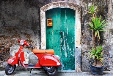 Flink und schnell in Italien unterwegs – die quirlige Vespa, © Evgenia-Smirnova-stock.adobe.com