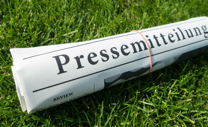 Zeitung zusammengerollt, symbolisiert Pressemitteilungen, © sp4764-stock.adobe.com