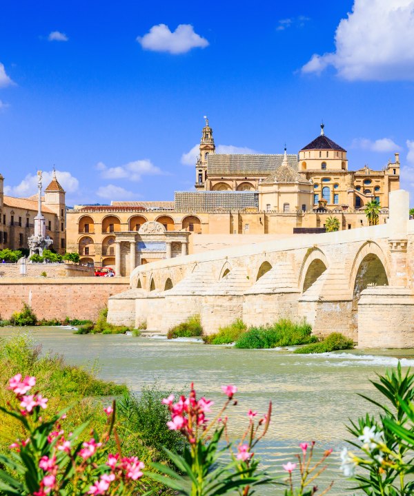 Blick auf die Römische Brücke in Córdoba – im Hintergrund die „Mezquita“, die Moschee Córdobas, Spanien, © emperorcosar – stock.adobe.com