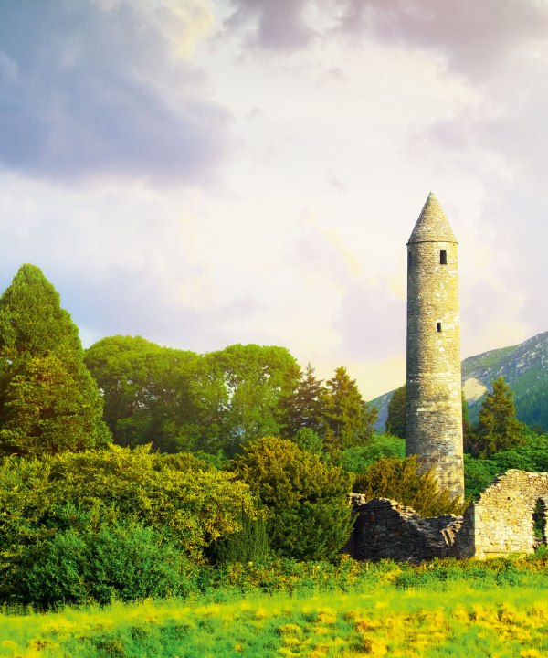 Malerisch eingebettet in den Wicklow Mountains liegt die Klosteranlage Glendalough, Irland, © istockphoto.com - mammuth