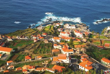 Blick auf die Stadt Porto Moniz auf Madeira, Portugal, © dinozzaver - Fotolia.com