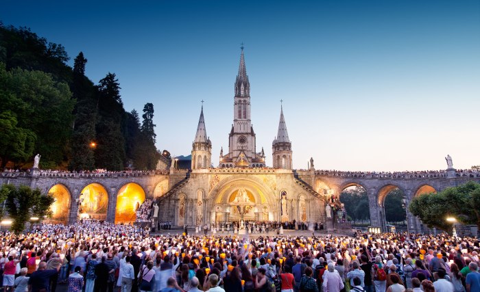 Wundervolle Stimmung bei der Lichterprozession in Lourdes, Frankreich, © OFFICE-DE-TOURISME-DE-LOURDES