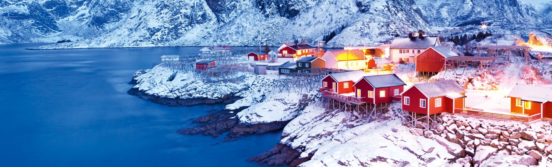 Fischerhäuschen auf den Lofoten bei Sonnenaufgang, Norwegen, © Istockphoto.com©sara_winter