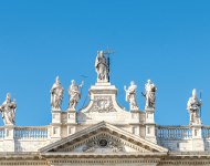 Blick auf Chistusstatue auf Hauptportal der Lateranbasilika, Rom, Italien, © Anibal Trejo - Fotolia.com
