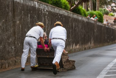 „Carros de Cesto“, Korbschlitten auf Madeira, © Nikolai Sorokin – stock.adobe.com