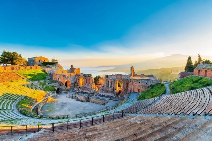 Harmonie von Antike und Landschaft: das Theater von Taormina, Sizilien, © michelangeloop - stock.adobe.com