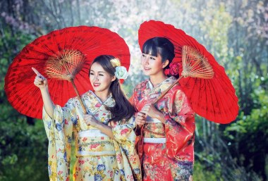 Zwei Geishas in traditioneller Kleidung in Japan, © Sasint - stock.adobe.com