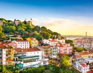 Blick über Lissabon auf die Georgsburg, Lissabon, Portugal, © iStockphoto.com - seanpavonephoto