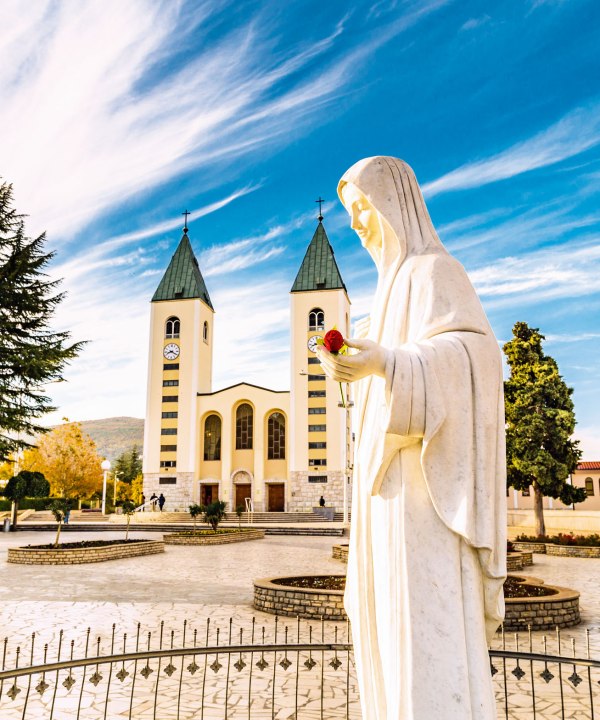 Muttergottes-Statue vor der St.-Jakob-Kirche in Medjugorje, Bosnien und Herzegowina, © gonewiththewind – stock.adobe.com