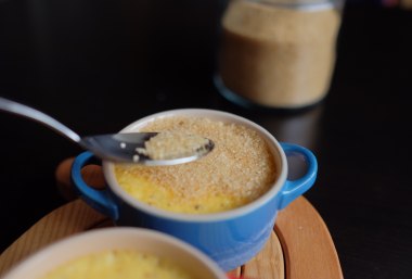 Zucker auf die abgekühlte Crème geben