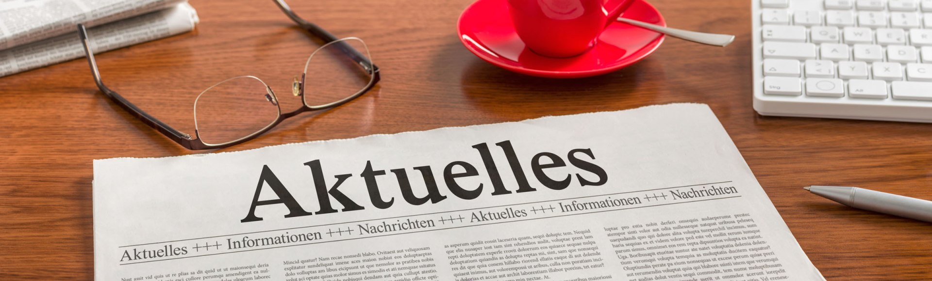 Zeitung, Stift, Kaffee und Brille, © Zerbor - stock.adobe.com