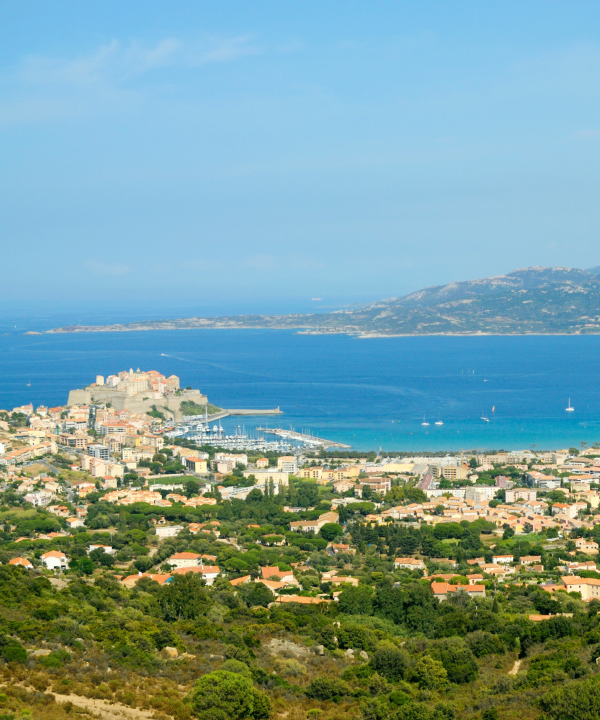 Blick auf Calvi und dessen Bucht, Korsika, Frankreich, © Istockphoto.com - Lisa-Blue