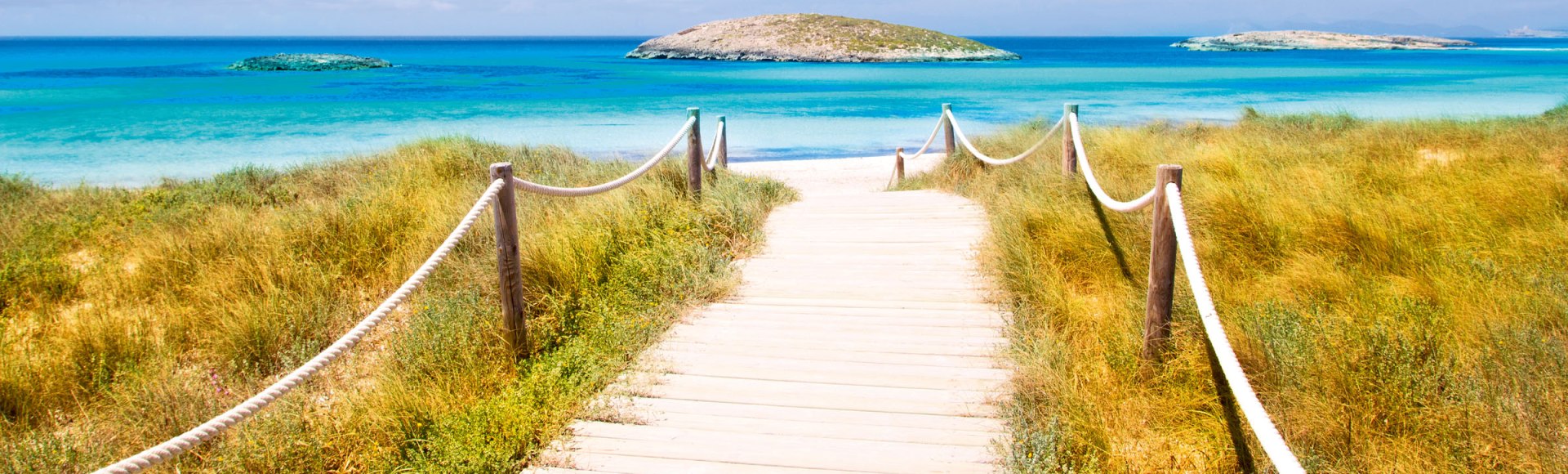 Spanien: Strandweg auf Formentera, © iStockphoto.com©LUNAMARINA