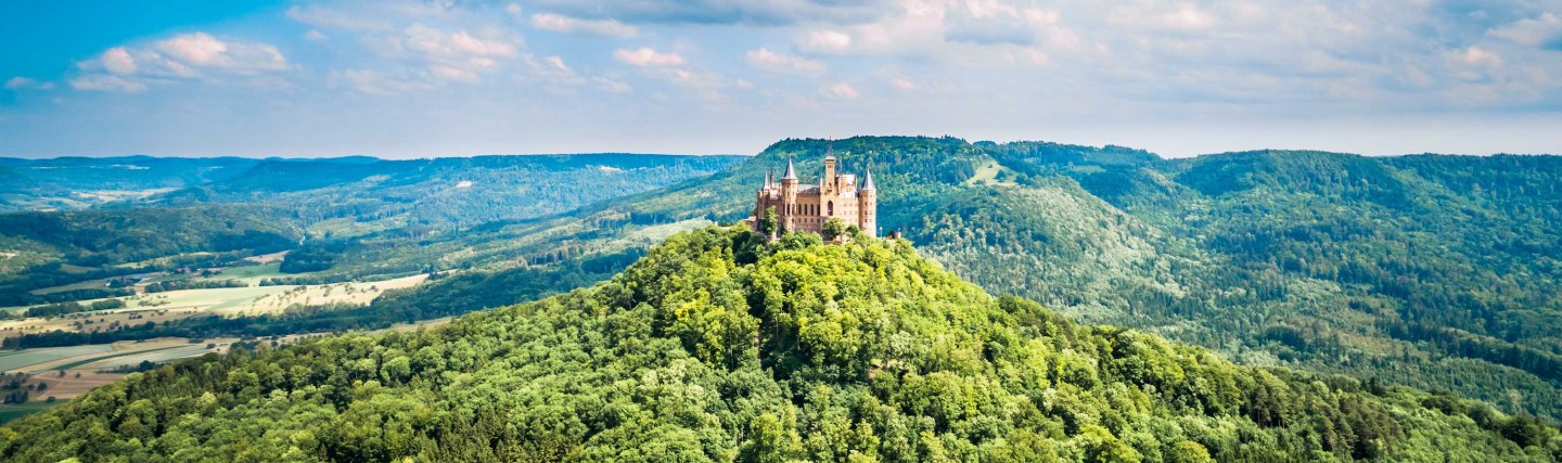 Blick auf die Burg Hohenzollern und die Schwäbische Alb im Hintergrund, Deutschland, © iStockphoto.com - cookelma
