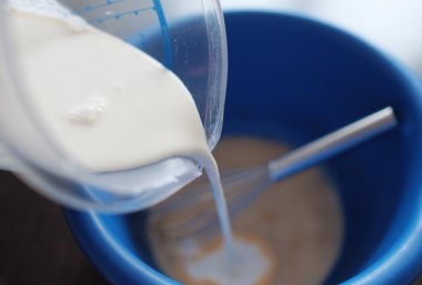 Milch und Sahne abmessen und unter die Eimasse rühren, © Bayerisches Pilgerbüro