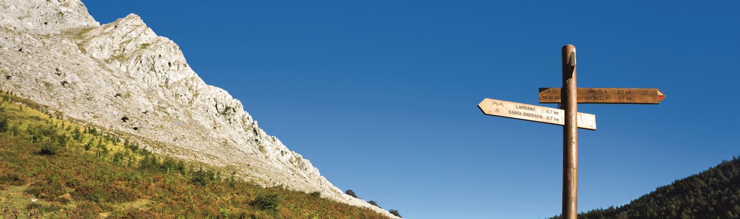 Schild am Wegrand, © ©mimadeo - Fotolia.com