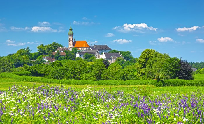 Blick auf die Klosterkirche Andechs, Deutschland, © Bill Perry - stock.adobe.com