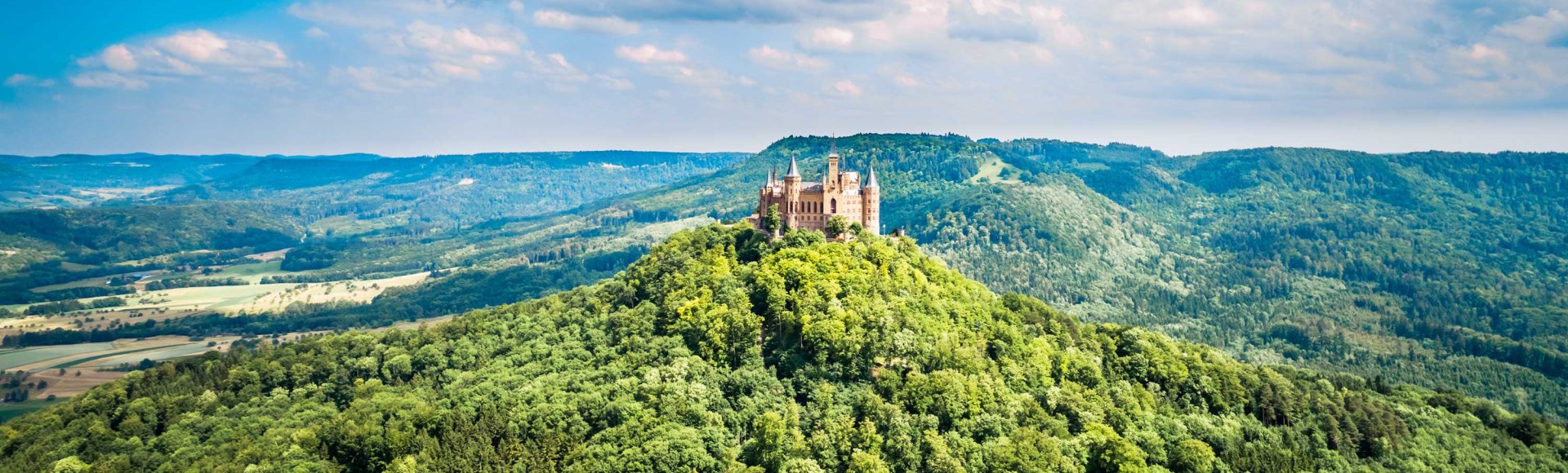 Blick auf die Burg Hohenzollern und die Schwäbische Alb im Hintergrund, Deutschland, © iStockphoto.com - cookelma