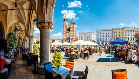 Krakauer Altstadtmarkt mit Blick auf die Marienkirche, Polen, © istockphoto.com©Martin Dimitrov