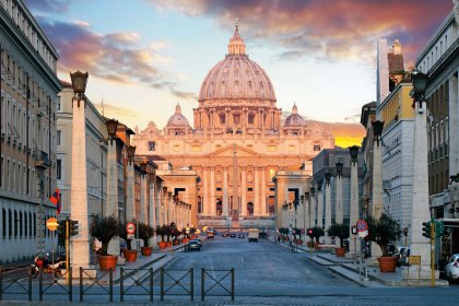 Auf der Via della Conciliazione mit Blick auf den Petersdom in Rom, Italien, © istockphoto.com©TomasSereda