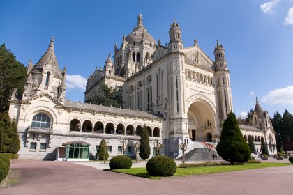 basilika-of-lisieux-copyright-adobestock-oligo